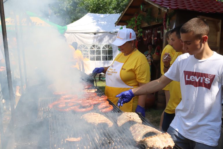 Ароматни скари и атрактивна програма привличат любителите на горнооряховския суджук (снимки)