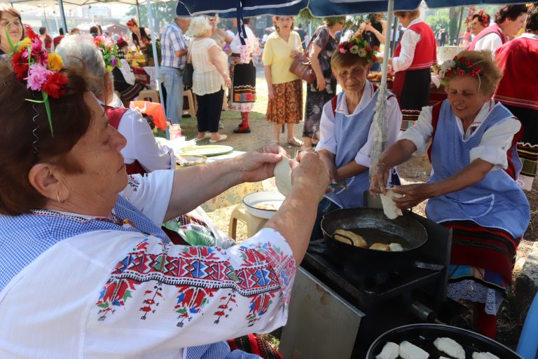 Ароматни скари и атрактивна програма привличат любителите на горнооряховския суджук (снимки)