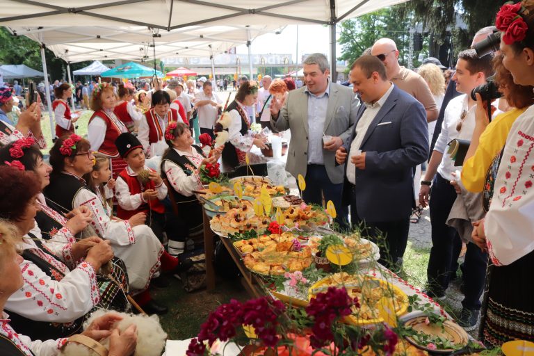 Горещи новини | Ароматни скари и атрактивна програма привличат любителите на горнооряховския суджук (снимки)