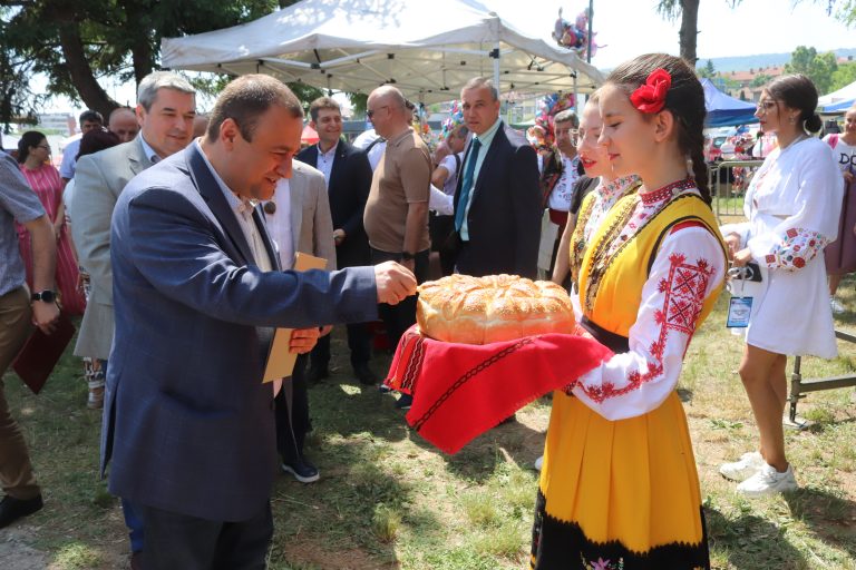 Ароматни скари и атрактивна програма привличат любителите на горнооряховския суджук (снимки)