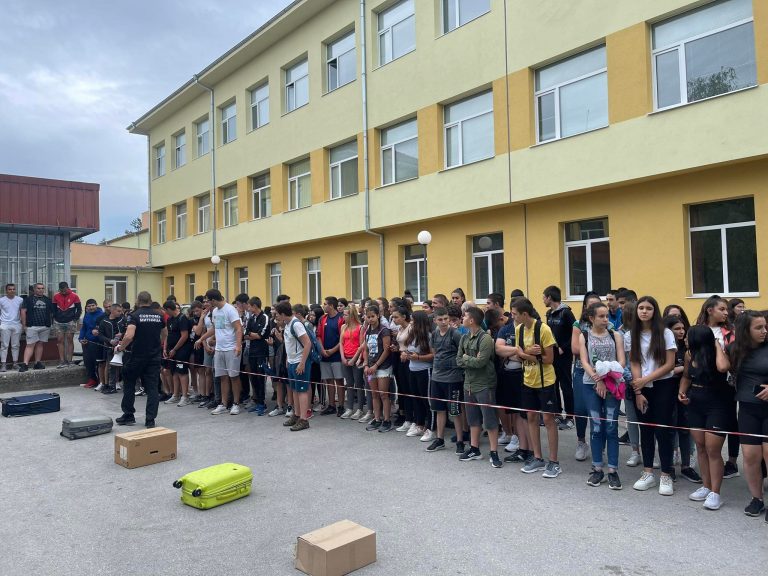 Ученици от Елена се запознаха с рисковете от употребата на наркотици