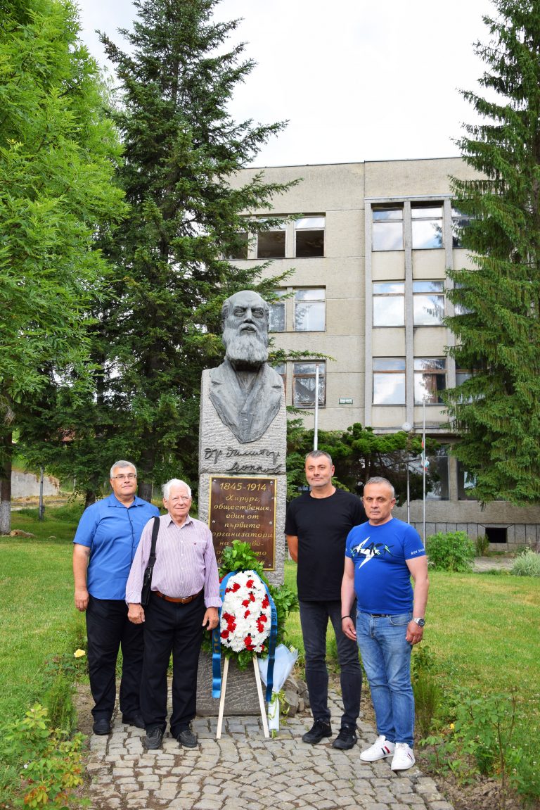 Почетоха делото на д-р Димитър Моллов