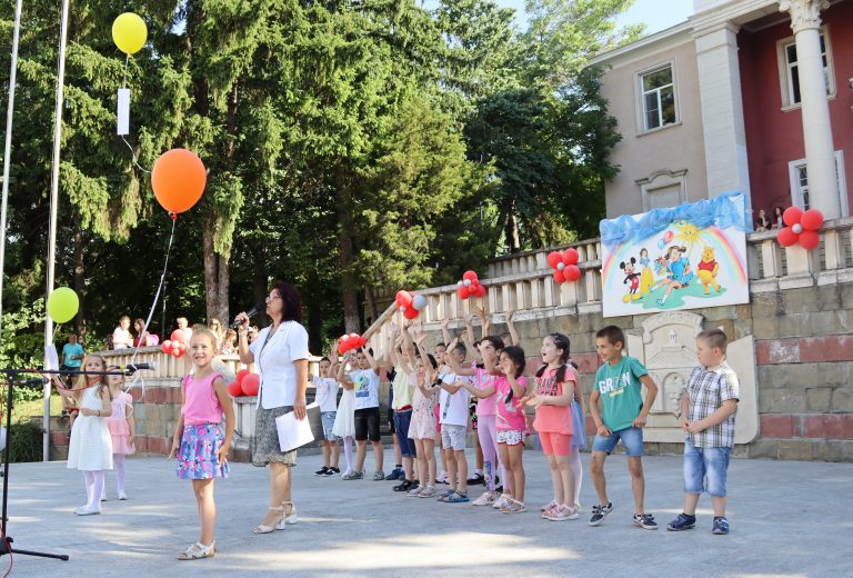 В Деня на детето малчуганите на Лясковец се забавляваха с приказни герои