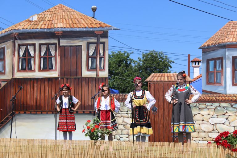 Десетото юбилейно издание на Хайдушкия фестивал в Мерданя събра на сцена близо 300 самодейци