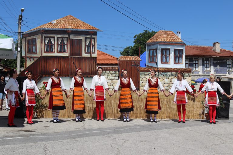 Десетото юбилейно издание на Хайдушкия фестивал в Мерданя събра на сцена близо 300 самодейци