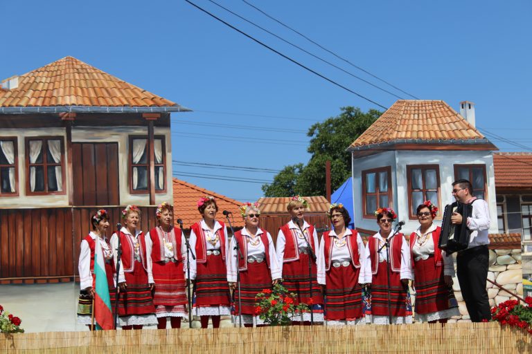 Десетото юбилейно издание на Хайдушкия фестивал в Мерданя събра на сцена близо 300 самодейци