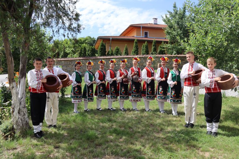 Десетото юбилейно издание на Хайдушкия фестивал в Мерданя събра на сцена близо 300 самодейци