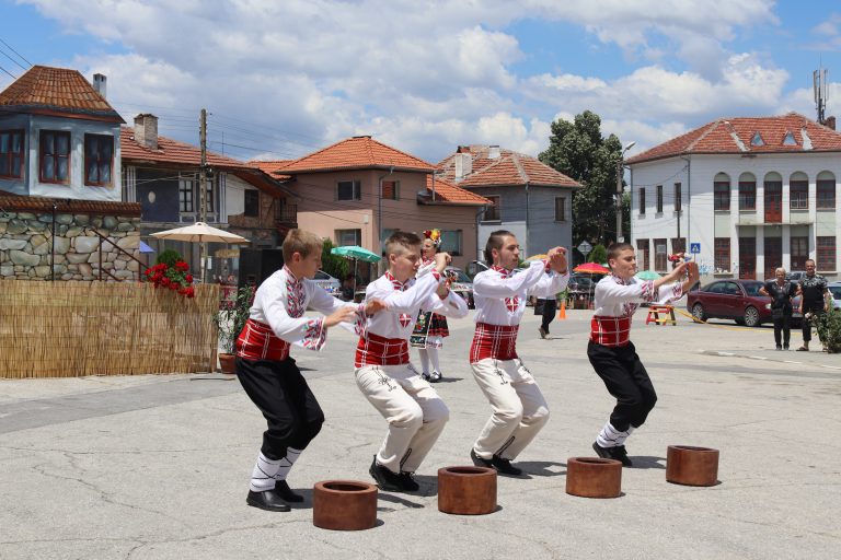 Десетото юбилейно издание на Хайдушкия фестивал в Мерданя събра на сцена близо 300 самодейци