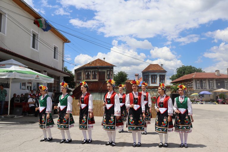 Десетото юбилейно издание на Хайдушкия фестивал в Мерданя събра на сцена близо 300 самодейци