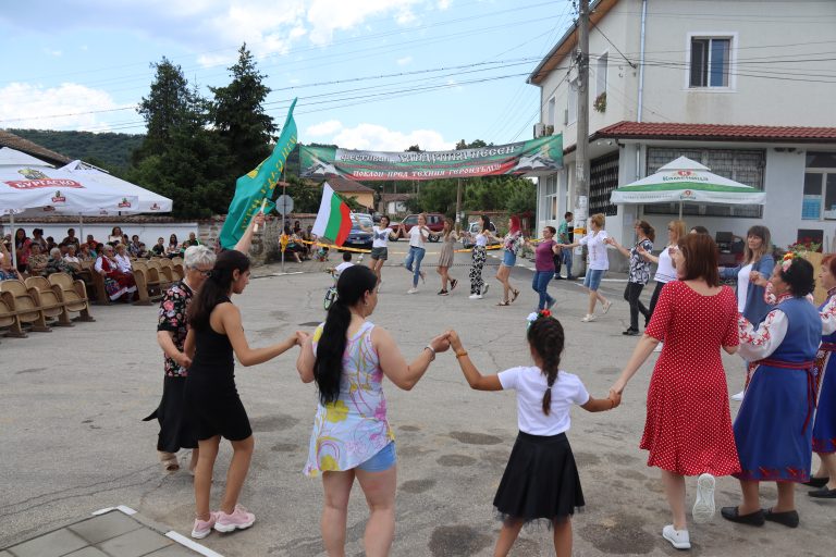 Десетото юбилейно издание на Хайдушкия фестивал в Мерданя събра на сцена близо 300 самодейци