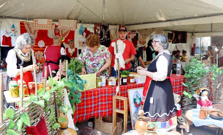 В Лясковец над 30 представители на местни производства с над 300 участника се включиха в автентичния фестивал  „Всички под един покрив“