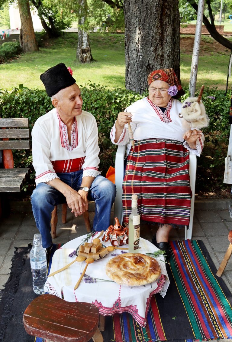В Лясковец над 30 представители на местни производства с над 300 участника се включиха в автентичния фестивал  „Всички под един покрив“