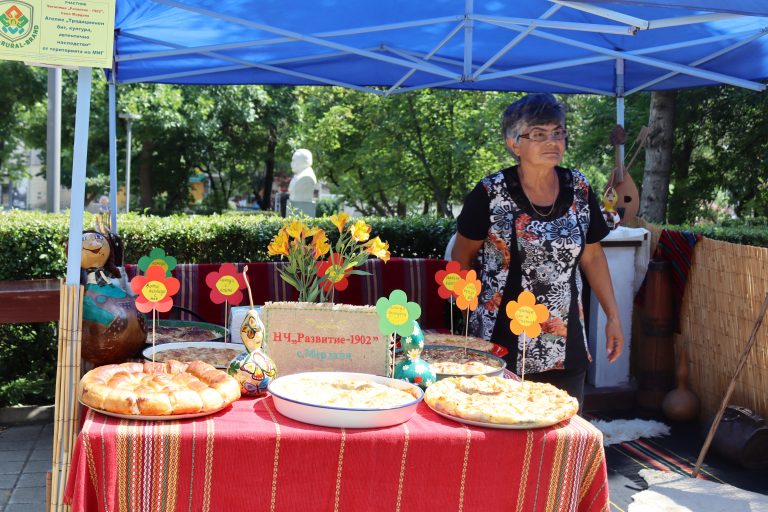 В Лясковец над 30 представители на местни производства с над 300 участника се включиха в автентичния фестивал  „Всички под един покрив“