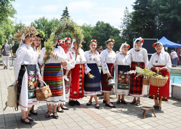 В Лясковец над 30 представители на местни производства с над 300 участника се включиха в автентичния фестивал  „Всички под един покрив“