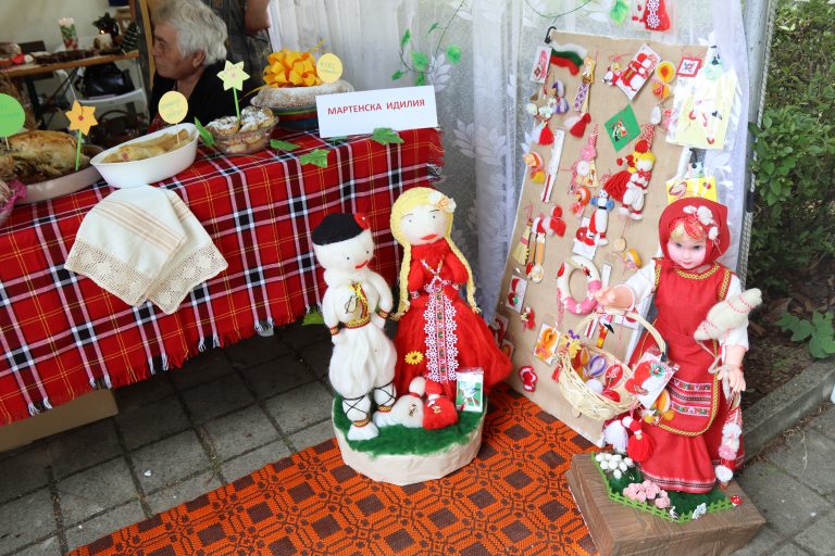 В Лясковец над 30 представители на местни производства с над 300 участника се включиха в автентичния фестивал  „Всички под един покрив“