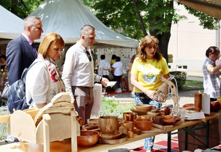 В Лясковец над 30 представители на местни производства с над 300 участника се включиха в автентичния фестивал  „Всички под един покрив“