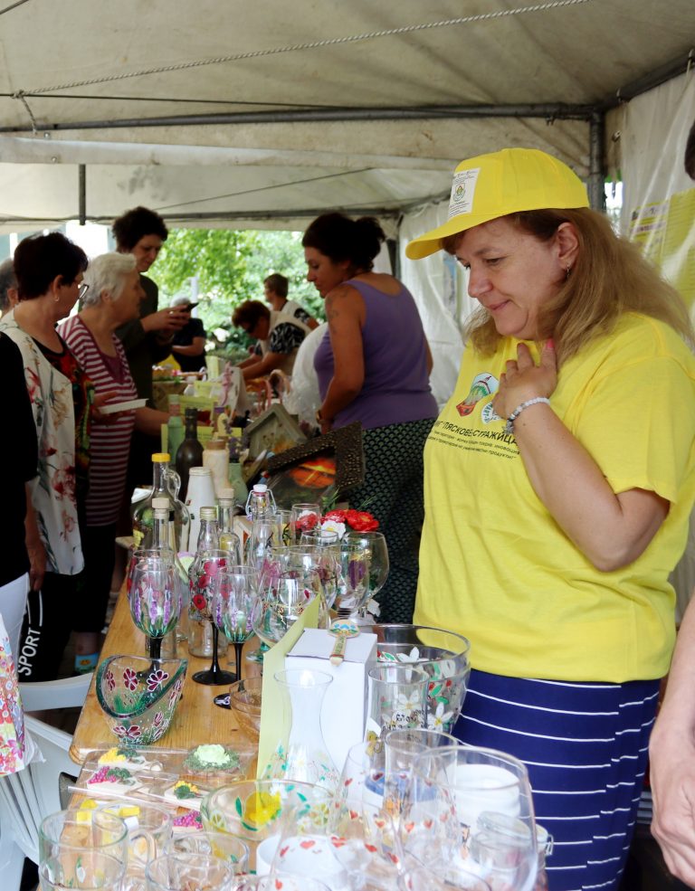 В Лясковец над 30 представители на местни производства с над 300 участника се включиха в автентичния фестивал  „Всички под един покрив“