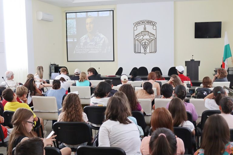 Ученици от пет държави посрещна в Община Лясковец кметът д-р Гецова