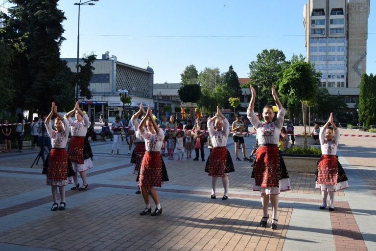Горна Оряховица | ДФС “Раховче” при  НЧ “Братя Грънчарови” закри творческия сезон с концерт