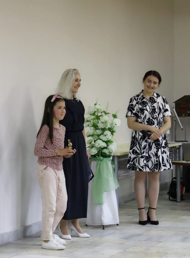 Шеста изложба „ЗАЕДНО“ организира лясковското училище „Цани Гинчев“