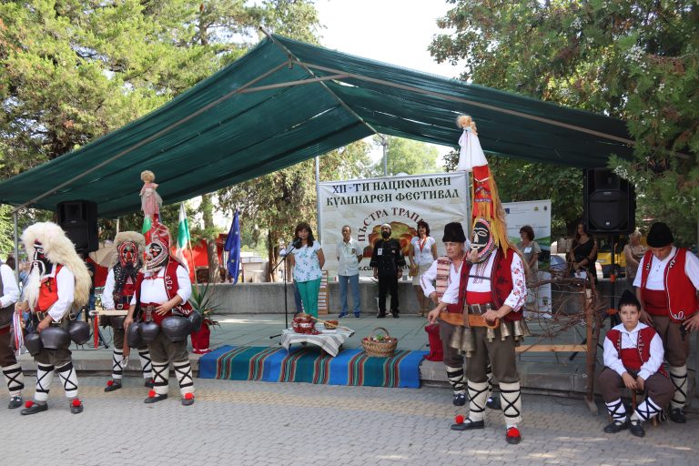 Близо 250 регионални гозби, домашна лютеница, казани с вкусни ястия и карвинг изкуство показаха в XII-ото издание на фестивала „Пъстра трапеза“ в Джулюница