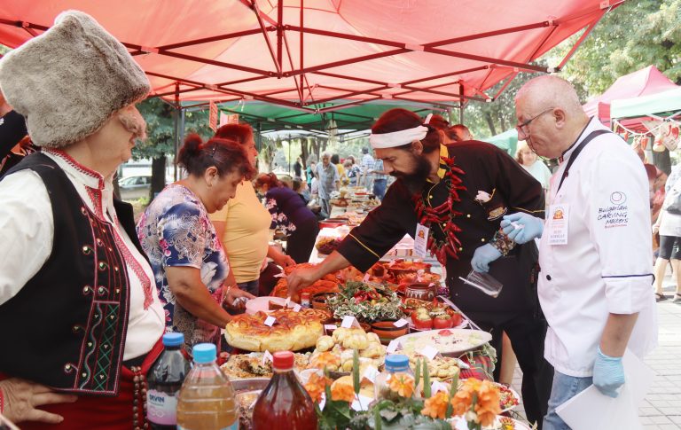 Близо 250 регионални гозби, домашна лютеница, казани с вкусни ястия и карвинг изкуство показаха в XII-ото издание на фестивала „Пъстра трапеза“ в Джулюница