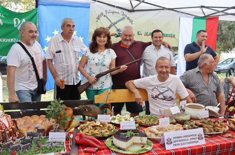 Близо 250 регионални гозби, домашна лютеница, казани с вкусни ястия и карвинг изкуство показаха в XII-ото издание на фестивала „Пъстра трапеза“ в Джулюница