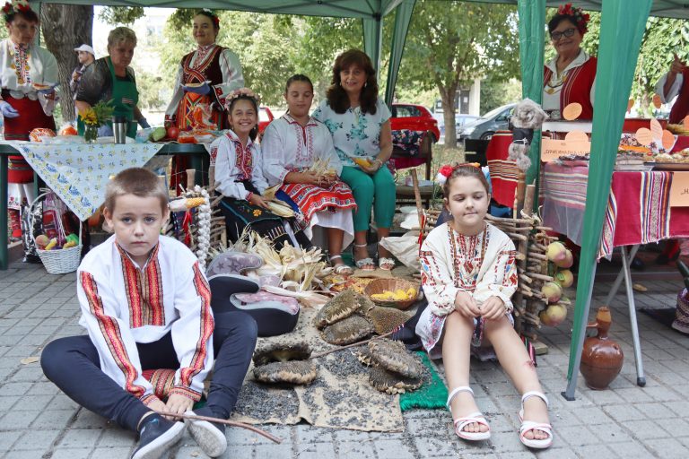 Близо 250 регионални гозби, домашна лютеница, казани с вкусни ястия и карвинг изкуство показаха в XII-ото издание на фестивала „Пъстра трапеза“ в Джулюница