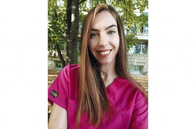 Здраве | Студентка по медицина стана  доброволка в областната болница