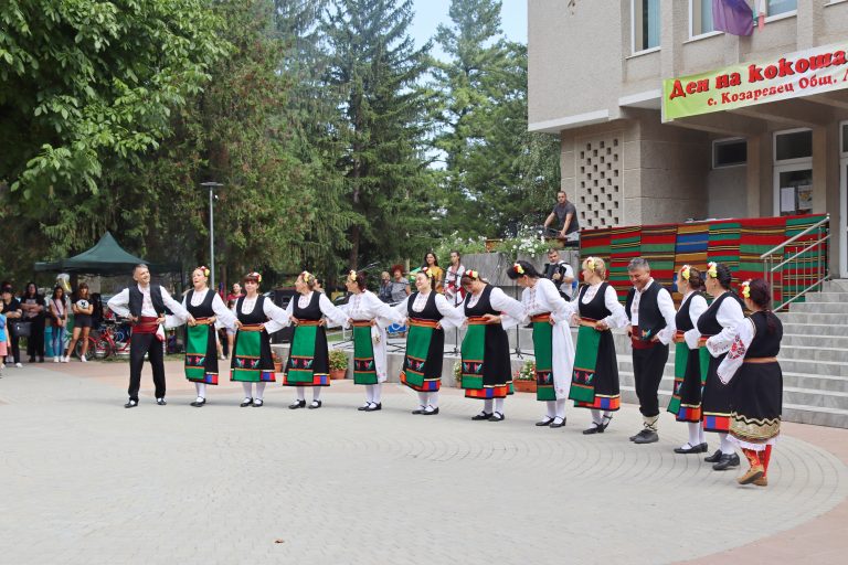 Десето юбилейно издание на фолклорно-кулинарния празник „Ден на кокошата чорба“ се проведе в Козаревец