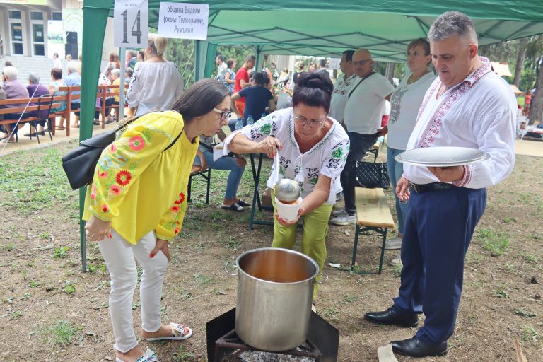 Десето юбилейно издание на фолклорно-кулинарния празник „Ден на кокошата чорба“ се проведе в Козаревец