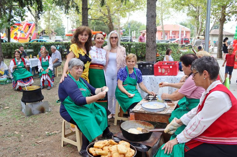 Десето юбилейно издание на фолклорно-кулинарния празник „Ден на кокошата чорба“ се проведе в Козаревец