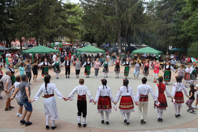 Десето юбилейно издание на фолклорно-кулинарния празник „Ден на кокошата чорба“ се проведе в Козаревец