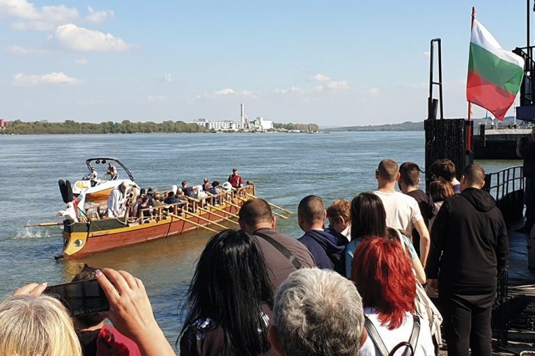 Свищов | Реплика на римска лодка акостира в Свищов