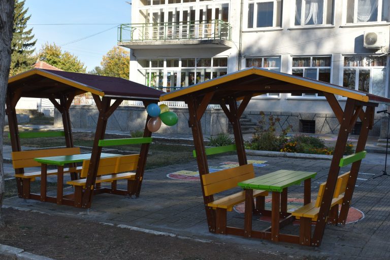 Еко кът с биоградина създадоха в детската градина в Бяла черква