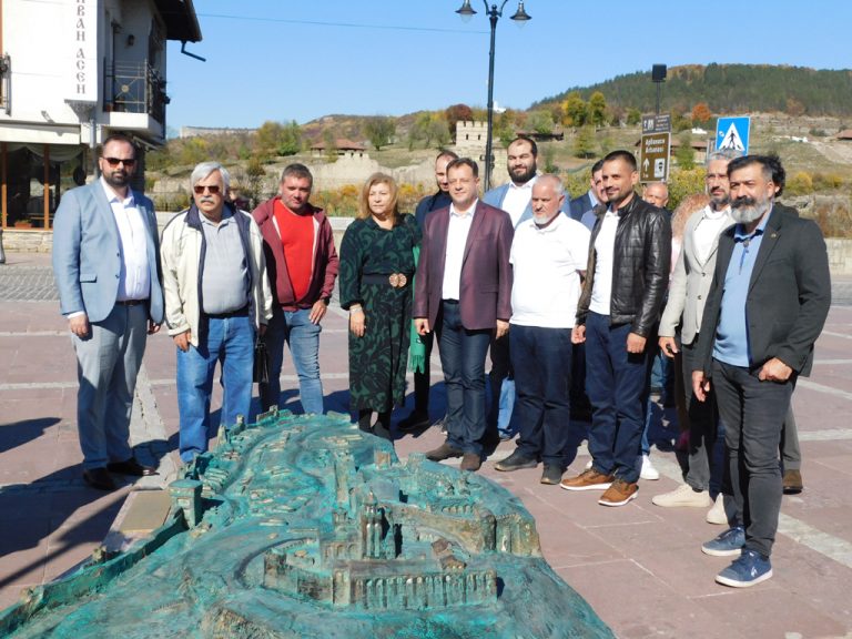 Горещи новини | Поставиха макет на Царевец на площада пред крепостта