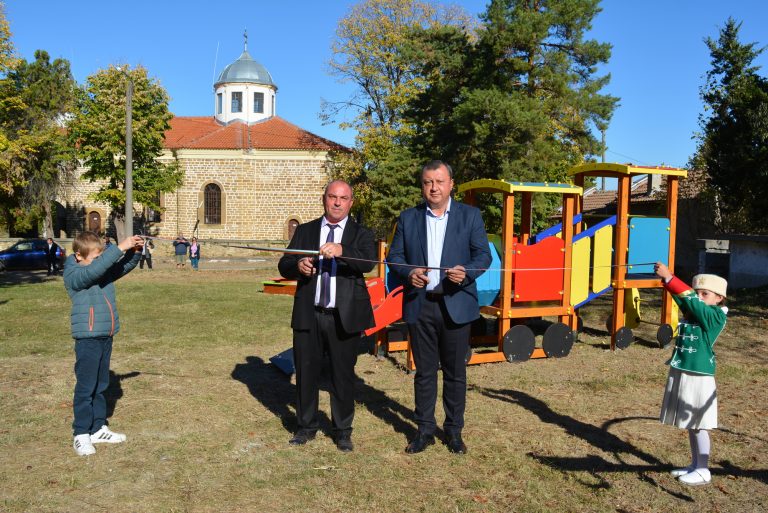 Павликени | В Дъскот осветиха новото знаме на селото  и откриха обновена детска площадка