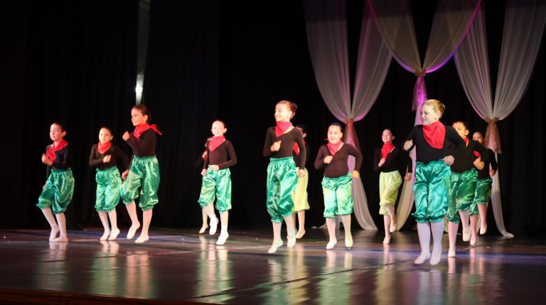 Седем балетни колектива радваха публиката в Лясковец по време на XIV-тия „Празник на балета“