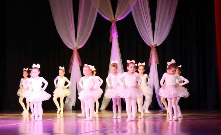 Седем балетни колектива радваха публиката в Лясковец по време на XIV-тия „Празник на балета“