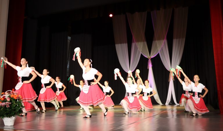 Седем балетни колектива радваха публиката в Лясковец по време на XIV-тия „Празник на балета“