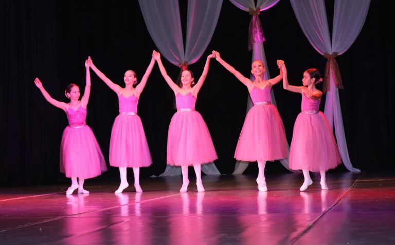 Седем балетни колектива радваха публиката в Лясковец по време на XIV-тия „Празник на балета“