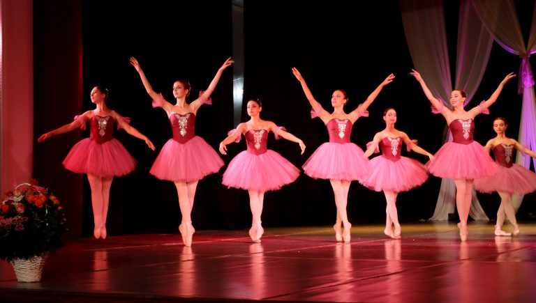 Седем балетни колектива радваха публиката в Лясковец по време на XIV-тия „Празник на балета“