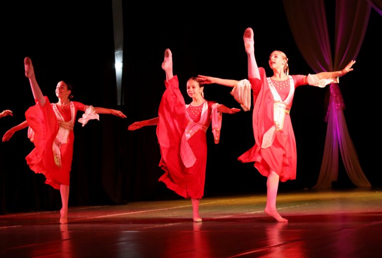 Седем балетни колектива радваха публиката в Лясковец по време на XIV-тия „Празник на балета“