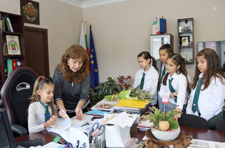 В Лясковец млади граждани се срещнаха с местната власт в Деня на българската община