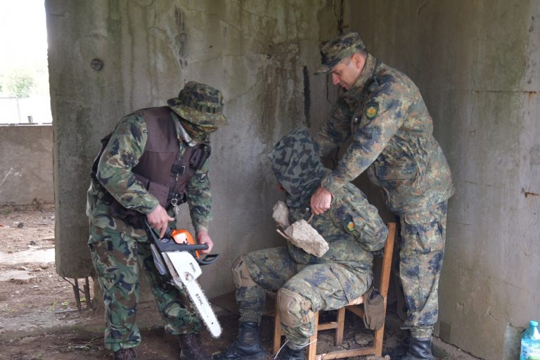 Кадети тренираха как се  взема военнопленник