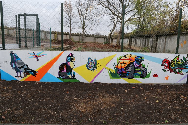 Атрактивен стенопис украси приюта за безстопанствени кучета в Павликени