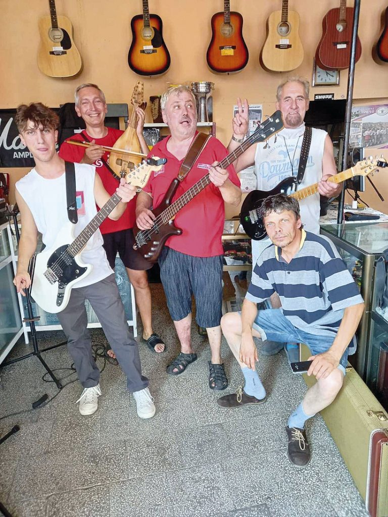 “Рок чалъм бенд” изненадва с микс от хитове, украсени със соло на гъдулка