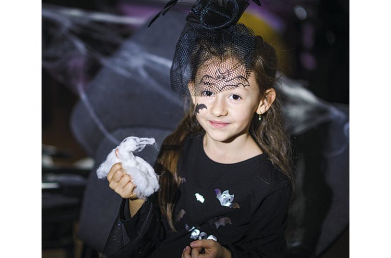 Близо 100 деца и родители показаха знания и умения в страховито парти за Хелоуин