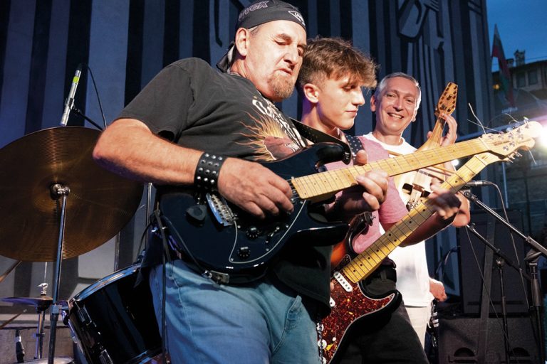 “Рок чалъм бенд” изненадва с микс от хитове, украсени със соло на гъдулка