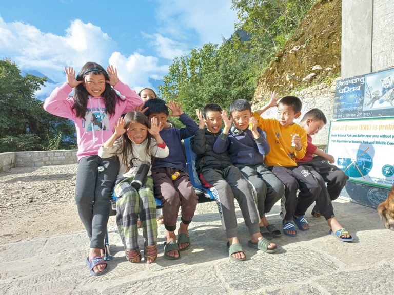 Влюбена във върховете, учителка достигна подножието на Еверест